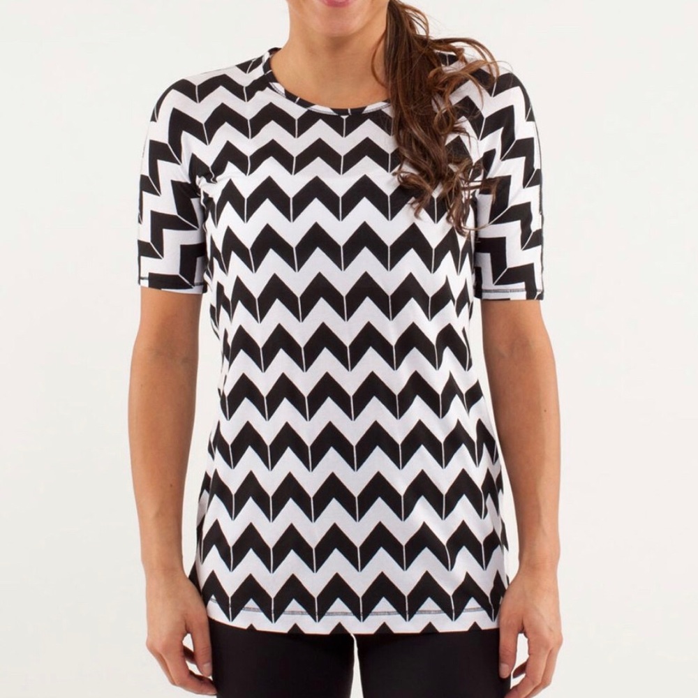 Lululemon Devotion Ss Tee Arrow Chevron Black - image 1